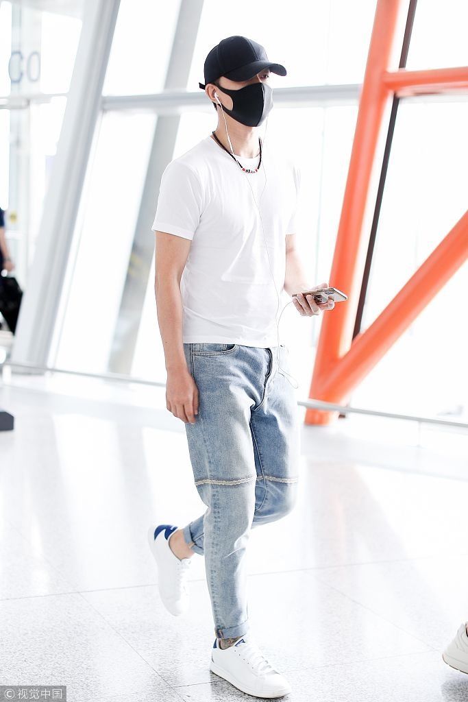 韩庚口罩遮面抵京低调十足 白T恤配牛仔裤简洁帅气