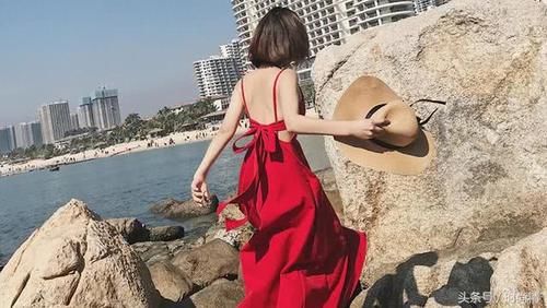 露背连衣裙,性感一点才吸睛