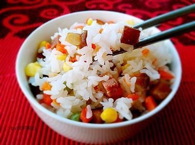  「技巧」好吃的不得了的腊肉焖饭，不费精力技巧，有菜有饭带去上班很方便