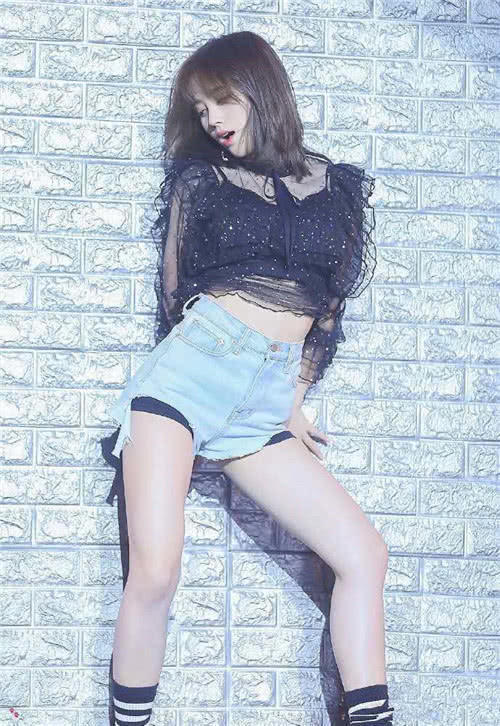 鞠婧祎安全裤多次“走光”,难道故意露出来?网友:腿不要太美!