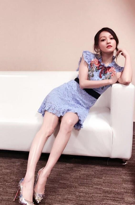 图解穿上高跟鞋秀出长腿和美足的张韶涵满满的时尚气质，真是太美