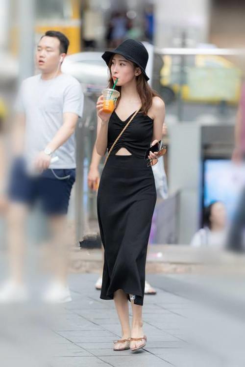 路人街拍，小姐姐一身短裙在阳光下闪闪发光，发色靓丽惹人注目