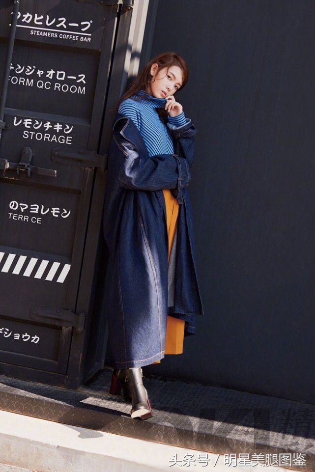 小脸美女陈瑶时尚写真，肤色是真的白 脸是真的小