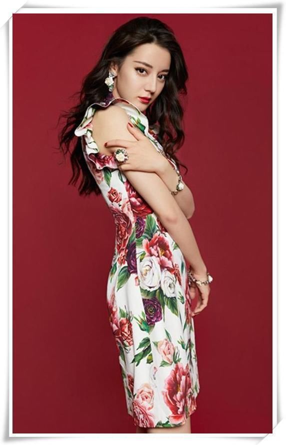 当热巴和刘涛同穿一件印花裙，终于明白了简单即时尚的真正含义