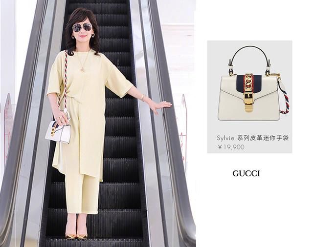 赵雅芝一身浅黄现身机场，没想到64岁的她竟然如此会穿同色衣服