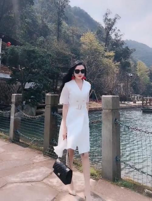 『穿出了女人』穿上西装裙的城市美女，穿搭另有风味!