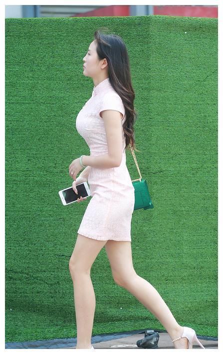 街拍：图四穿超短旗袍，凹凸有致的身材，让人面红心跳！
