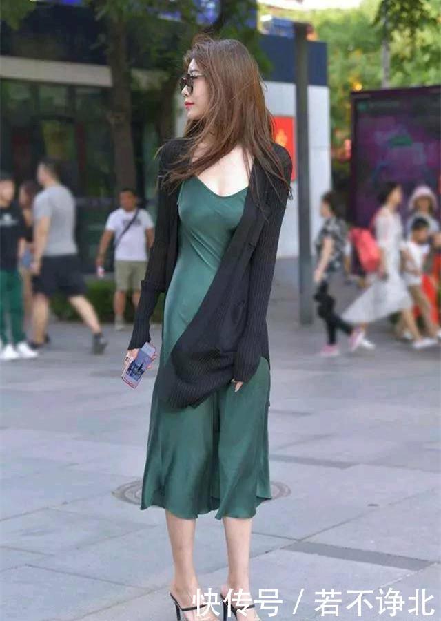  『蓝色』街拍，妆容精致的美女，蓝色短裙女孩透出优雅之美