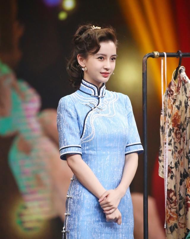  『个性』Baby的美少女发型绝了，搭配扎染背带裤个性潮流，完全不像孩子妈