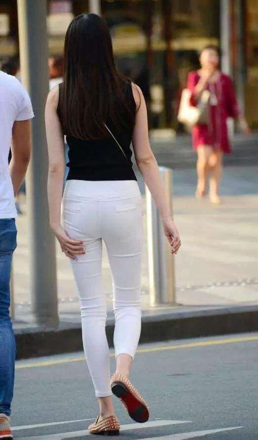 街拍: 若隐若现的白色紧身裤, 好像忘记穿什么了吧?