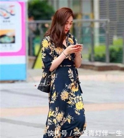 「连衣裙」街拍:美女戴一副时髦的太阳镜,身穿拼色连衣裙,充满着帅气