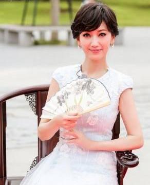 64岁赵雅芝近照挑战大红靴，网友：18岁小姑娘都没你时尚