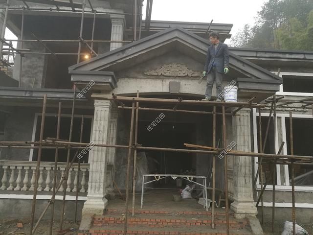  房盖■重庆刘先生回乡建洋楼，光挖机费就花了2万多，这房盖的有