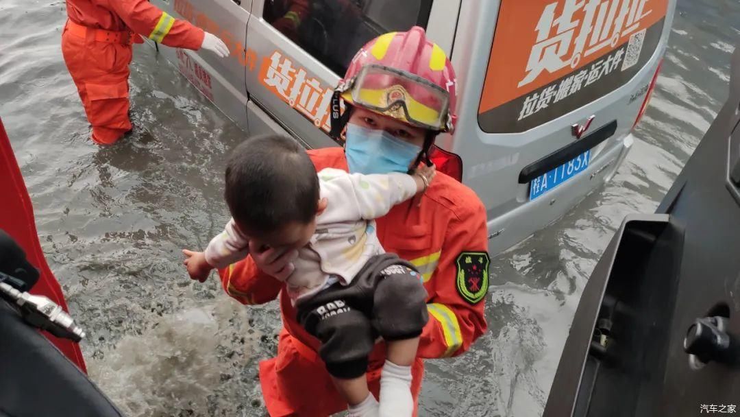  #水中#暴雨袭邕，面包车被困水中车里还有两个孩子！