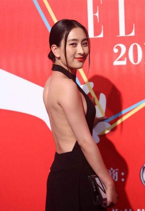 身材堪比健身教练的蔡依林，穿衣也“虎背熊腰”?