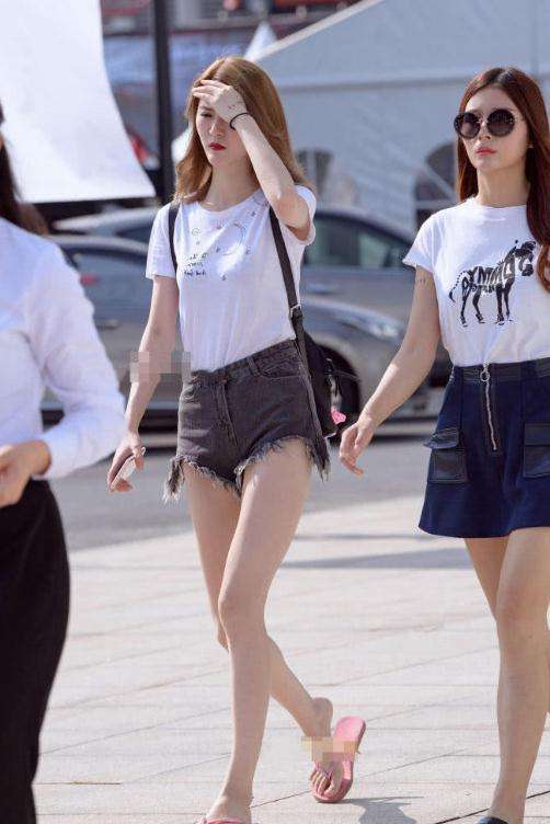 街拍: 皮肤白净的小姐姐短裤显露出逆天大长腿 回头率百分百