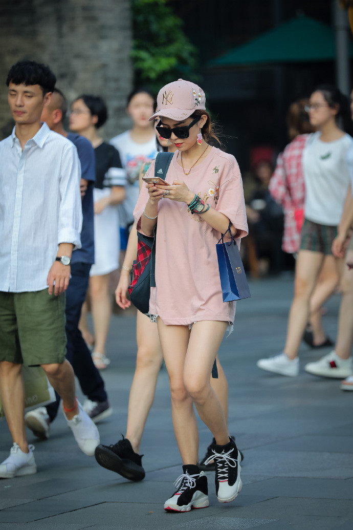 路人街拍:小姐姐粉色长T恤穿出下衣失踪的感觉,一双美腿很养眼