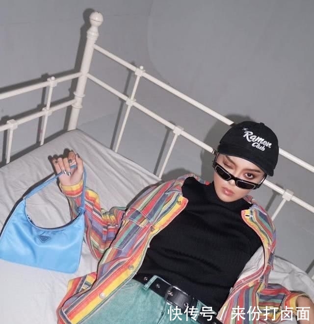  皮革■纽约时装周肯达尔詹娜热捧腋下包，皮衣内搭肉色打底衣如中空上阵