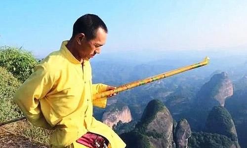 中国一名“峭壁飞人”，帮人烧香赚香火钱，一天收入可达上万元