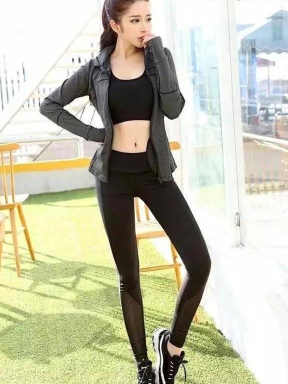 靓丽好看的打底裤美女，秀出苗条身材，显得活泼有朝气！