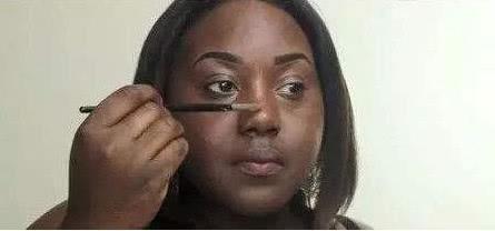 非洲网红“逆天妆”整整用了3瓶粉底液，网友：真是辛苦你了！