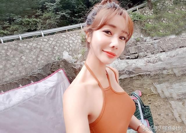 泡温泉来款挂脖吊带，吃个面都美的过分！