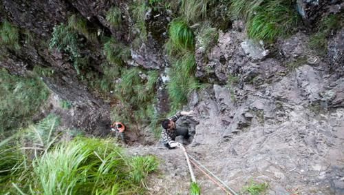 浙江深山藏香格里拉,没有公路不通车,最危险处90度须手脚并用爬