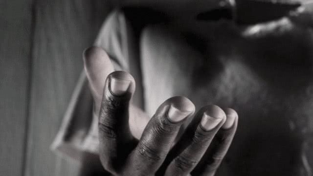 世界最“孤独”的手，握着一棵树50年从未松手，什么原因?