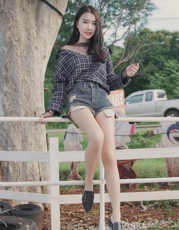 长得漂亮，气质出众的热裤美女，轻松秀出完美身材！