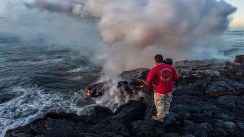 世界上“最不危险”的火山，人们在上面行走，还有人在上面烧烤