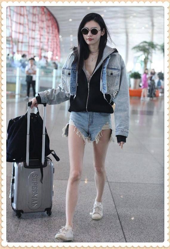 李宇春终于露腿了!穿短裤撞上奚梦瑶也丝毫不输，网友:这腿我服