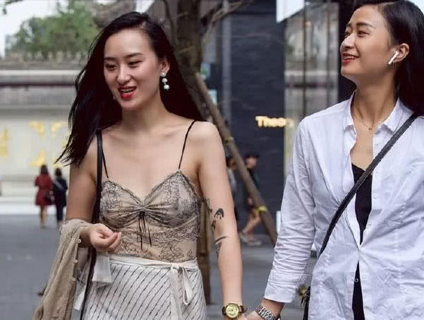 成熟小吊带裹出性感上围,最能凸显女生妩媚,极具视觉冲击力