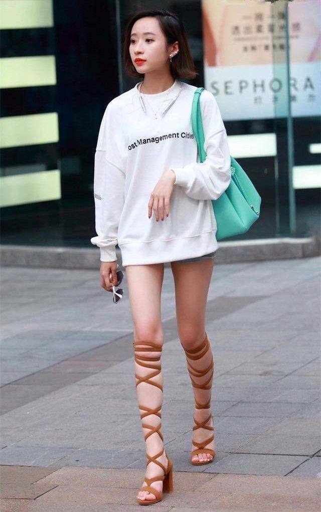 街拍：美女的身材是件艺术品，让多少女人艳羡！