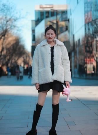  『长筒靴』路人街拍：美女腿型非常瘦，搭配黑色的长筒靴，格外的性感有魅力