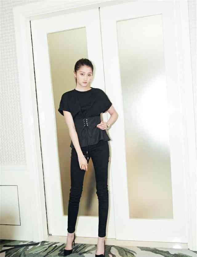 天呐！关晓彤太拼了，这么窄的裤头也要硬塞T恤