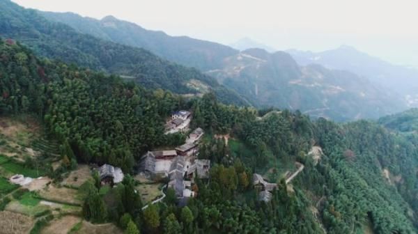 悬崖绝壁之上为何分布众多石窟？