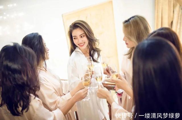 #太美#Oh my god!这些新娘婚礼晨袍也太美了吧