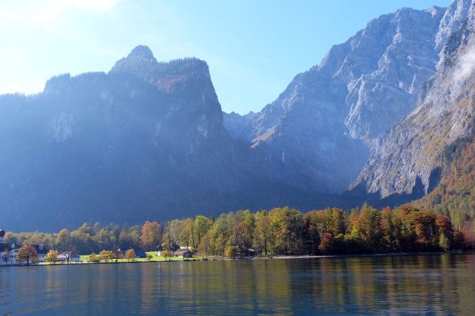 阿尔卑斯山中藏有一湖，如果说这里晴天像天堂，那阴天就像仙境