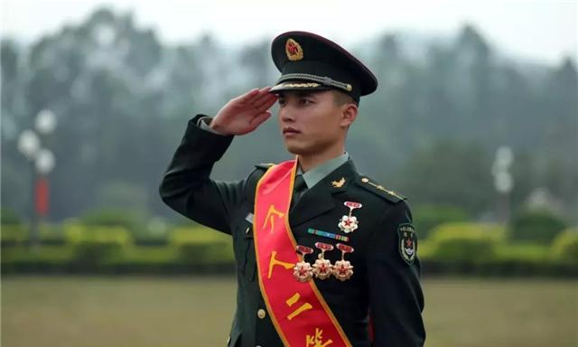 看看，立功的解放军奖了10万新车，服役10年的军人奖了一套房