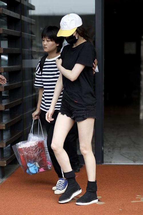 173关晓彤和168热巴同穿短裤，终于见识了大长腿和白细腿的差别