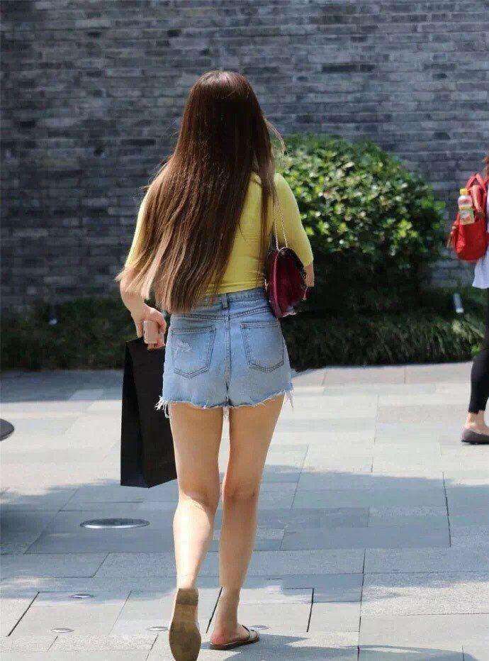 街拍：薄款紧身T恤的小姐姐，若隐若现凸显丰腴好身材