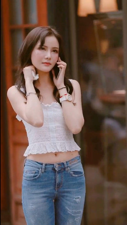 小姐姐白色吊带搭配紧身牛仔裤，立在人群中，显得如此特别