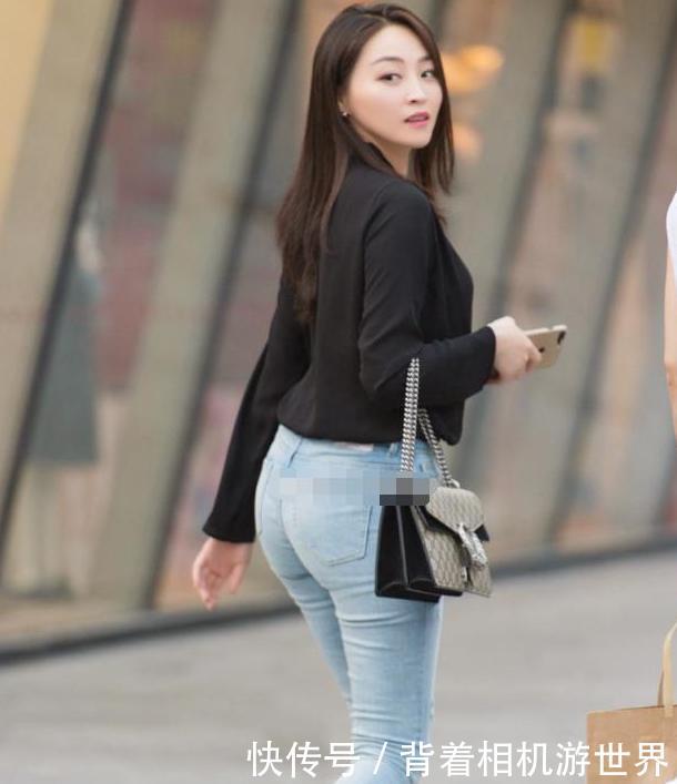 街拍：小姐姐丰满的身材，配上牛仔裤，美极了