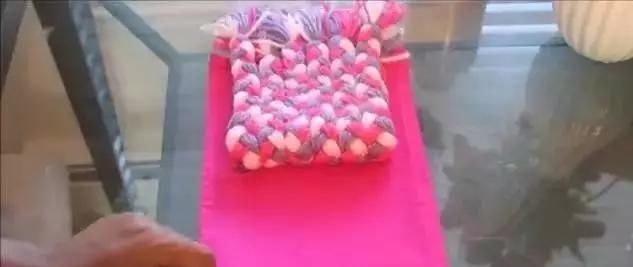  棒针@不用棒针钩针!用手也能编出时尚的手拿包,好精巧