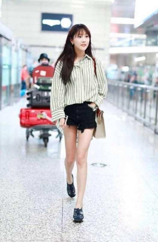 166cm李艺彤遇见159cm鞠婧祎，身高不是差距，网友:主要还看气质