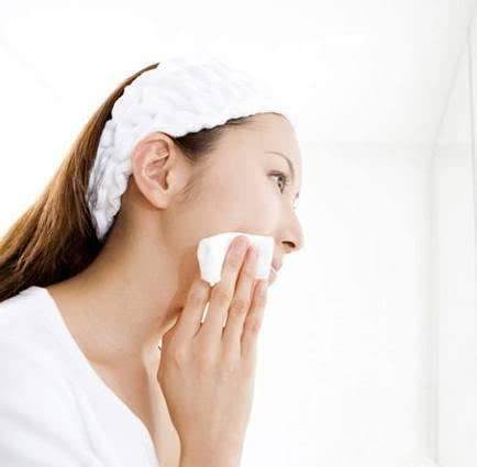四个护肤谣言,很多人信以为真,女生看完第二个不敢乱买护肤品!