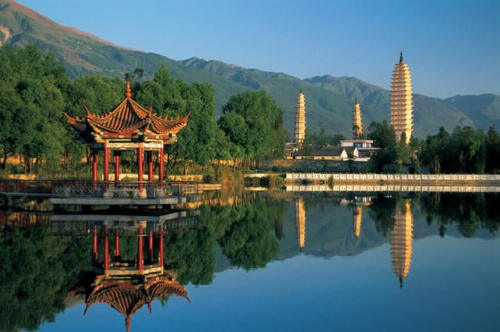 大理群峰竞秀，湖山相映，呈现一派壮丽的高原景色