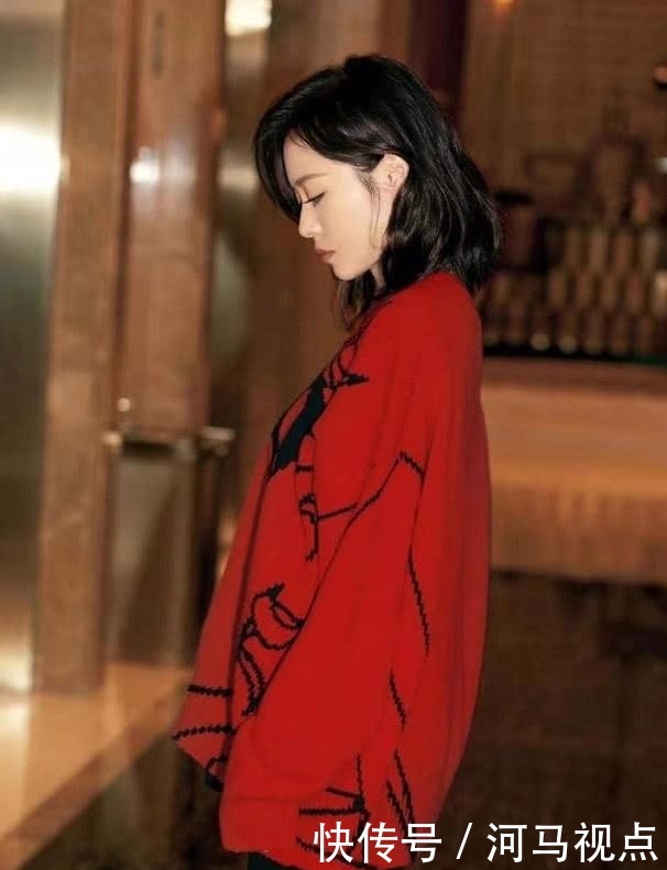 『宽松』女人过40少穿卫衣吧,掉档次!今年流行“百搭毛衣”,减龄又洋气
