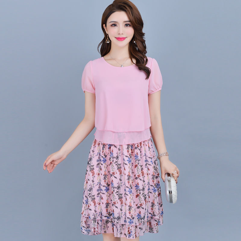 天呐,60后小姨真敢穿!“酒红”妈妈装+裸鞋,洋气减龄二十岁