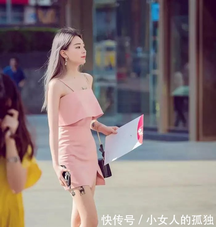 路人街拍小姐姐长T恤秀出性感美腿,精美的面孔有点像明星